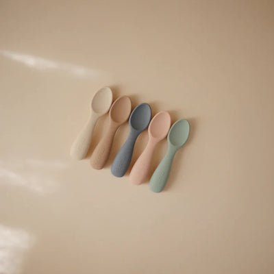 Kit de Colheres Para Bebês Mushie Cambridge Blue e Shifting Sand - Silicone Macio e Seguro