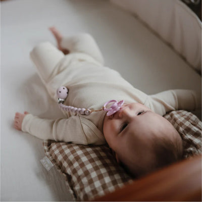 Prendedor De Chupeta Infantil Mushie Hera Soft Lilac - Segurança Garantida